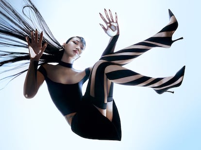 Propuestas de
la colaboración entre
Jimmy Choo y Mugler.
