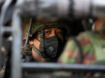 Soldado birmanês dentro de um veículo militar em Yangon, na terça-feira.