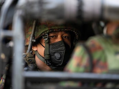 Un soldado birmano dentro de un vehículo militar en Yangón, este martes.