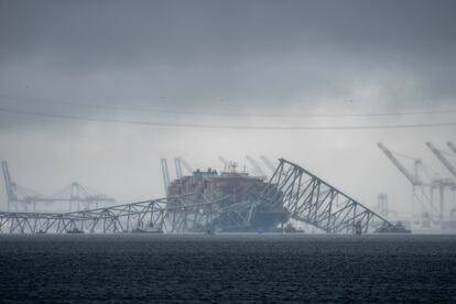 El buque portacontenedores Dali, propiedad de Grace Ocean PTE, impactado contra los restos del puente Francis Scott Key sobre el el río Patapsco el miércoles 27 de marzo de 2024, en Maryland.