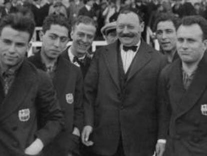 Hans Gamper, entre jugadors del Barça, als anys 20.