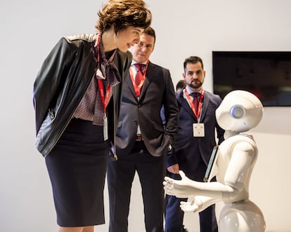 Un robot ejerce funciones de recepcionista en la feria de la tecnología turística FiturtechY.