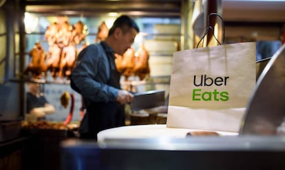 Un cocinero prepara un pedido para enviar a trav&eacute;s de Uber Eats.