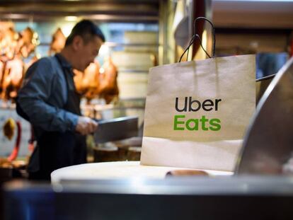 Un cocinero prepara un pedido para enviar a trav&eacute;s de Uber Eats.