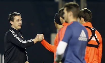 Gary Neville saluda a sus jugadores durante un entrenamiento del Valencia.
