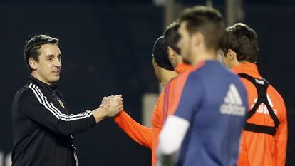 Gary Neville saluda a sus jugadores durante un entrenamiento del Valencia.