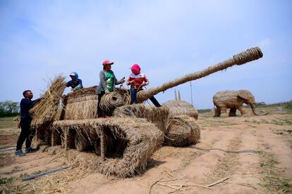 Unos granjeros construyen una escultura de paja con forma de tanque en el distrito chino de Hunnan, provincia de Liaoning.