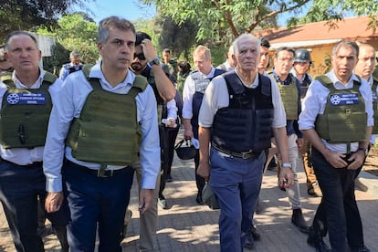 El jefe de la diplomacia europea, Josep Borrell, en una visita en 2023 al kibutz Be'eri, uno de los atacados por Hamás el 7 de octubre.
