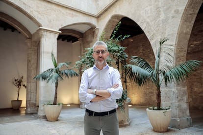 Arcadi España, en el patio de la sede de la sede de la consejería de Hacienda de la Generalitat valenciana.