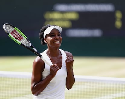 La tenista estadounidense Venus Williams celebra su victoria ante la británica Johanna Konta durante el partido de semifinales del torneo de Wimbledon, en Londres, Reino Unido.