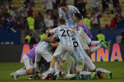 Los jugadores de Argentina celebran la victoria. Brasil nunca ganó un Mundial en su tierra, sin embargo, siempre se había coronado campeón de América cuando había ejercido de anfitrión. Hasta que apareció la Argentina de Messi y el gol de Di María.
