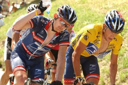 Floyd Landis y Lance Armstrong durante el Tour de 2004.