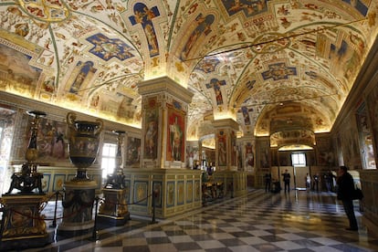 Una de las tareas que queda pendiente para los próximos años es convertir en sala de consulta y lectura el imponente Salón Sixtino ( (1587-89), que está completamente cubierto por frescos.