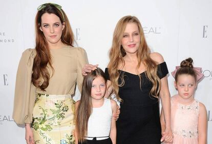 Riley Keough, con su madre Lisa Marie Presley ysus dos hermanas menores.