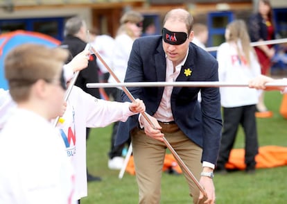 El príncipe Guillermo acaba de lanzar el premio SkillForce Prince William Award y, para celebrarlo, ha visitado este miércoles a un grupo de niños, en Gales. El duque de Cambridge y los jóvenes intentaron realizar algunas actividades con los ojos vendados para ponerse en el lugar de las personas ciegas