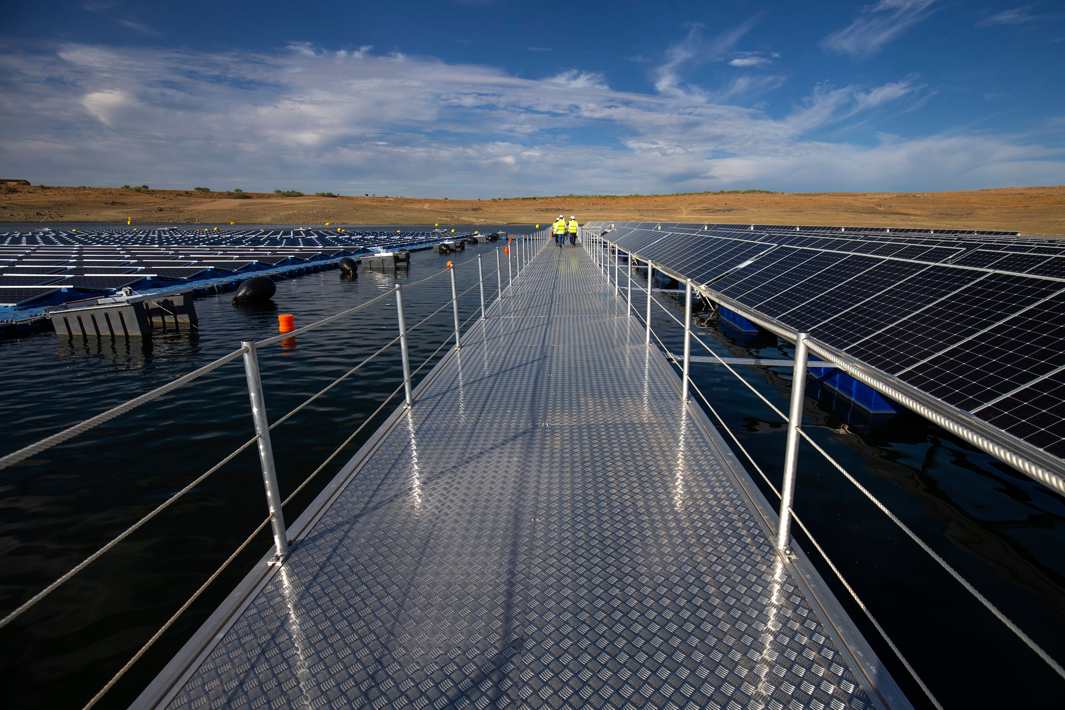El Supremo anula la norma estatal que permite instalar parques solares flotantes en los embalses 