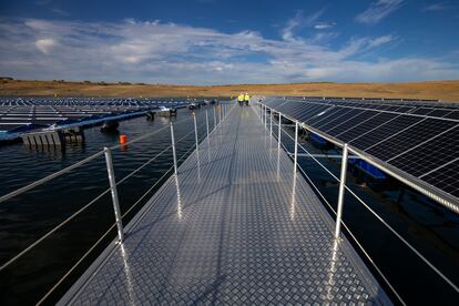 Placas solares en la planta fotovoltaica flotante del embalse de Sierra Brava en Cáceres.