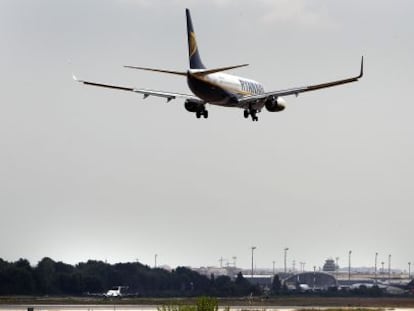 Avión de Ryanair aterrizando en el aeropuerto de Manises (Valencia).