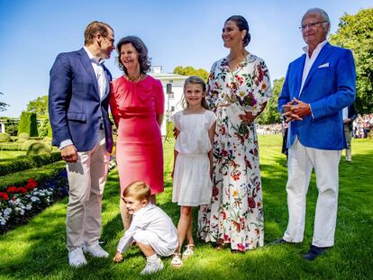 Los Reyes de Suecia, los príncipes Victoria y Daniel y los hijos de estos Estelle y Óscar.