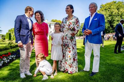 Los Reyes de Suecia, los príncipes Victoria y Daniel y los hijos de estos Estelle y Óscar.