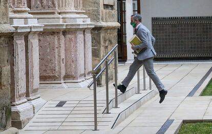 Juan Bravo consejero de Hacienda, llega a la carrera al salón de plenos andaluz.