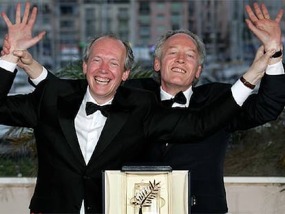 Los directores belgas Luc (izquierda) y Jean-Pierre Dardenne celebran la Palma de Oro a <i>L'Enfant,</i> ayer en Cannes.