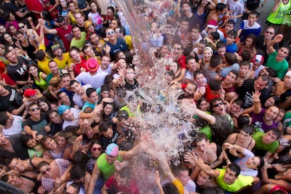El Chúndara de Peñafiel (Valladolid ). El Chúndara es un pasacalles multitudinario que se celebra del 15 al 17 de agosto en Peñafiel, durante las fiestas en honor de Nuestra Señora y San Roque. Comenzó como un desfile que precedía a los festejos taurinos; desde 1950 se ha ido transformando en una procesión laica y muy divertida que va desde la plaza de España hasta la plaza del Coso. Sus participantes entonan versiones alternativas de la letra del pasodoble ’La Entrada’, de Quintín Esquembre, con cánticos muy coreados —“Por eso, viva el pijo del tío Bernardo”—, y la onomatopeya —“Chúndara tarata chúndara”—como bandera. Mientras, la banda toca la música del pasodoble, y los vecinos arrojan agua desde los balcones, para refrescar el ambiente. El 18 de agosto tiene lugar el Chúndara infantil, en el que los niños son los protagonistas.