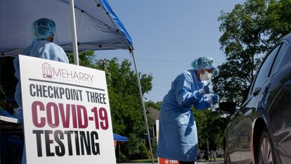 Los trabajadores de la salud examinan a las personas para detectar covid-19 en Nashville, Tennessee.