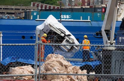 Dos operarios descargan fragmentos del 'Titan', el miércoles en el puerto de San Juan de Terranova (Canadá).