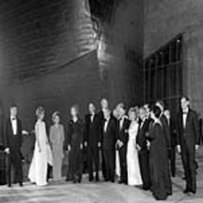 Los Reyes, con el 'lehendakari' Ardanza y la ministra Aguirre, entre otros, anoche, durante la inaguración del museo