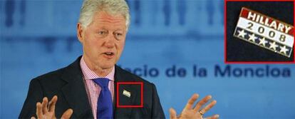 Bill Clinton interviene en La Moncloa tras su reunión con Zapatero. Ampliada en un recuadro, la chapa de apoyo a su mujer, aspirante demócrata a la Casa Blanca