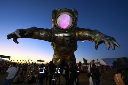 Escultura de un astronauta creada por el colectivo Poetic Kinetics, para el festival de música californiano.