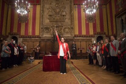 Ada Colau (BComú) aixeca la vara d'alcaldessa de Barcelona.