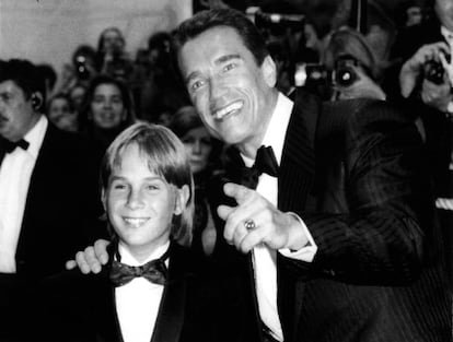 O ator Arnold Schwarzenegger junto a Austin O’Brien no Festival de Cannes de 1997.