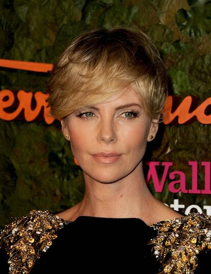 Ojos pequeños como Charlize Theron. El consejo es iluminar el blanco de los ojos. Para ello, hay que delinear el abanico de las pestañas superiores con una línea de perfilador muy fina, y el borde del abanico inferior con una raya en un tono muy claro. Después la máscara y listo.