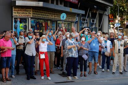 Un numeroso grupo de turistas recorría este viernes las calles de Barcelona.