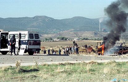 Agentes de la policia vigilan el acceso al complejo petroquímico de Repsol en Puertollano (Ciudad Real).