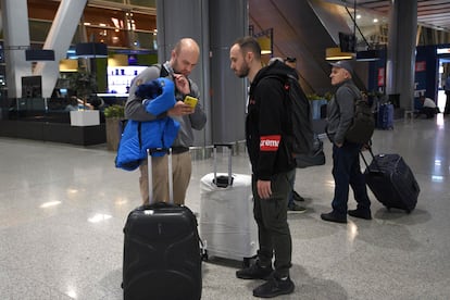 Ciudadanos rusos tras aterrizar en el aeropuerto de Zvartnots, en Armenia. 