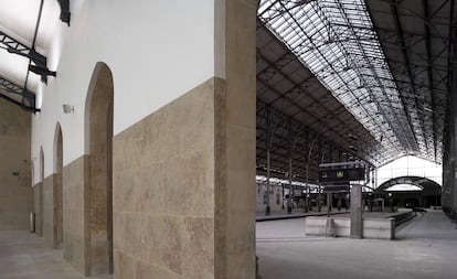 La estación central del Rossio, en Lisboa, fue construida en 1887 por el arquitecto José Luis Monteiro. Más de un siglo después, el estudio inglés Broadway Malyan ha sido el encargado de una gran renovación, que finalizó en 2006. El proyecto, que cambió por completo el aspecto de abandono en el interior de la estación, respetó las paredes originales de piedra y recuperó también las viejas ventanas de hierro forjado. En el exterior, la zona de aparcamientos se convirtió en una plaza pública libre de tráfico.