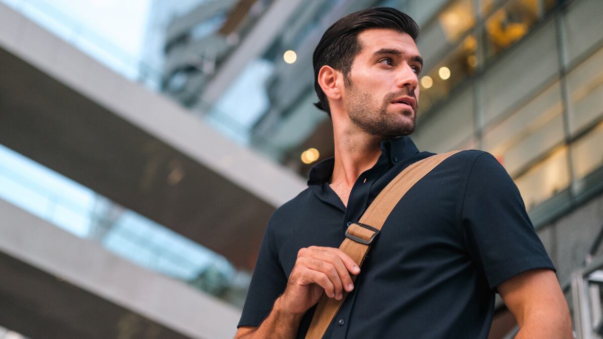 La bandolera para hombre más vendida está rebajada por tiempo limitado: múltiples compartimentos y disponible en siete colores