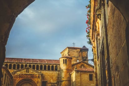 A pesar de su nombre, este pueblo se encuentra en medio de una verde llanura a unos 10 kilómetros de la costa. Edificada a partir del siglo IX alrededor de la colegiata románica de Santa Juliana (en la foto), el casco histórico concentra casonas de floridos balcones, torreones y elegantes palacios señoriales. Como el de Peredo Barreda, barroco, sobrio, que desde 1993 es un gran centro cultural con una importante colección de arte y exposiciones temporales. Otra visita interesante es el museo Jesús Otero, escultor que a su muerte, en 1993, donó toda su colección de obras al Ayuntamiento. Esculturas y bocetos se pueden ver tanto en el edificio como en el jardín, que invita a descansar a la sombra de los árboles. Más inesperado resulta el museo de la Tortura y de la Inquisición y probablemente más placentero es pasear por sus calles y su pintoresca plaza Mayor triangular, que concentra los edificios más representativos de la villa: la casa del Águila y la Parra, que aloja ‘Los Oficios del Ayer’ (colección etnográfica sobre 30 oficios tradicionales de la región), la torre de Don Borja, del siglo XIII, y la torre del Merino, robusta estructura de sillería que en la Edad Media era residencia del representante del rey de Asturias.