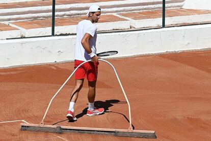 Djokovic pasa el rastrillo durante un entrenamiento en el Club de Tenis Puente Romano, la semana pasada en Marbella. / GTRES