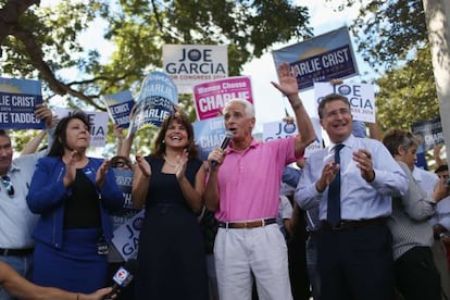 Charlie Crist, de rosado, entre Joe Garc&iacute;a (d) y Annette Taddeo (i)