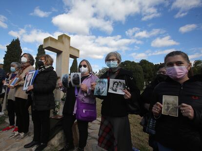 Los familiares participan muestran las fotos de los fusilados en el cementerio de Alicante.