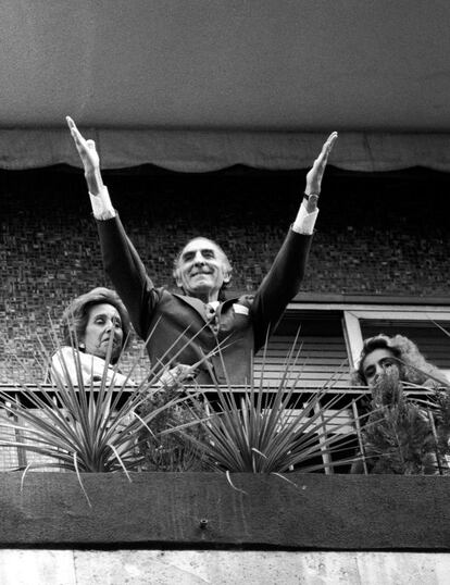 El empresario Emiliano Revilla saluda desde el balcón de su casa en Madrid, acompañado de su mujer, Margarita Sánchez y su hija, Margarita Revilla, tras su liberación después de haber pasado 249 días secuestrado por ETA.