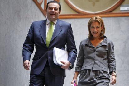 El vicepresidente económico, Gerardo Camps, y la portavoz del Consell, Paula Sánchez de León, ayer tras el pleno.