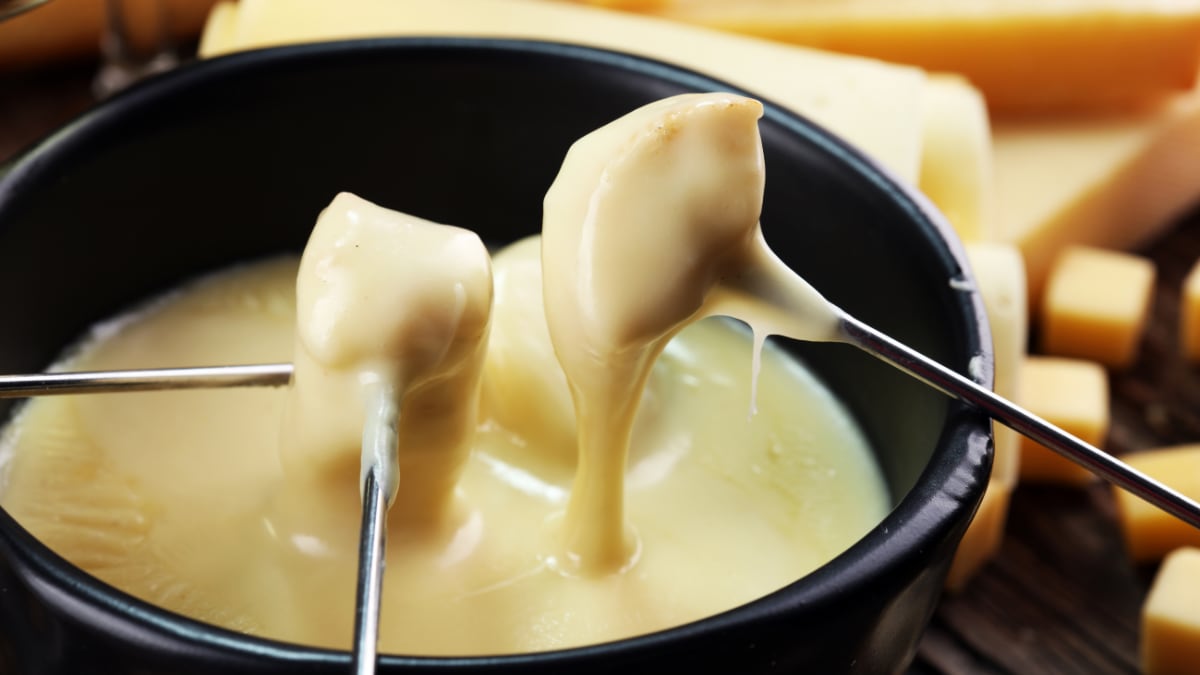 Fondue de queso cremoso y caliente.