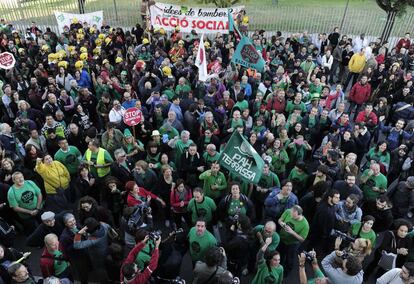 La alegría era el sentimiento mayoritario esta mañana en los alrededores del bloque Salt. Los centenares de personas de toda España que han dormido en su interior a los ocho ya tenían todo recogido, sacos, cojines, colchones hinchables, por si debían resistirse al desalojo.