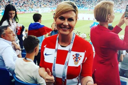 La presidenta de Croacia, Kolinda Grabar-Kitarović, con la camiseta croata durante uno de los partidos del Mundial de fútbol de Rusia 2018.