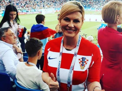 La presidenta de Croacia, Kolinda Grabar-Kitarović, con la camiseta croata durante uno de los partidos del Mundial de fútbol de Rusia 2018.